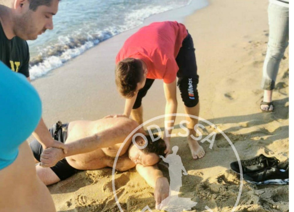 Спас тонучого чоловіка: під Одесою 15-річного школяра нагородили грошима та цінним подарунком