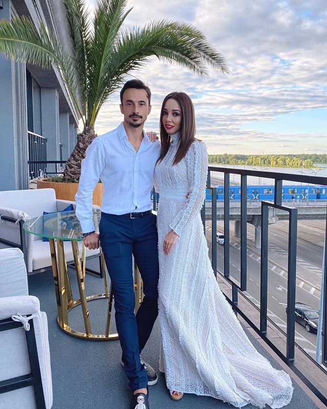 Идеальная пара: Екатерина Кухар в роскошном белом с мужем воспели силу взаимной любви