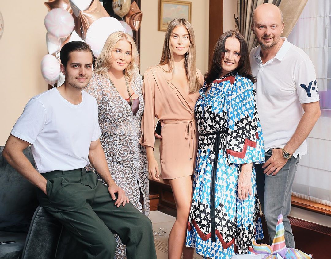 Всі в зборі: внучка Софії Ротару поділилася фото з відзначення 73-річчя співачки