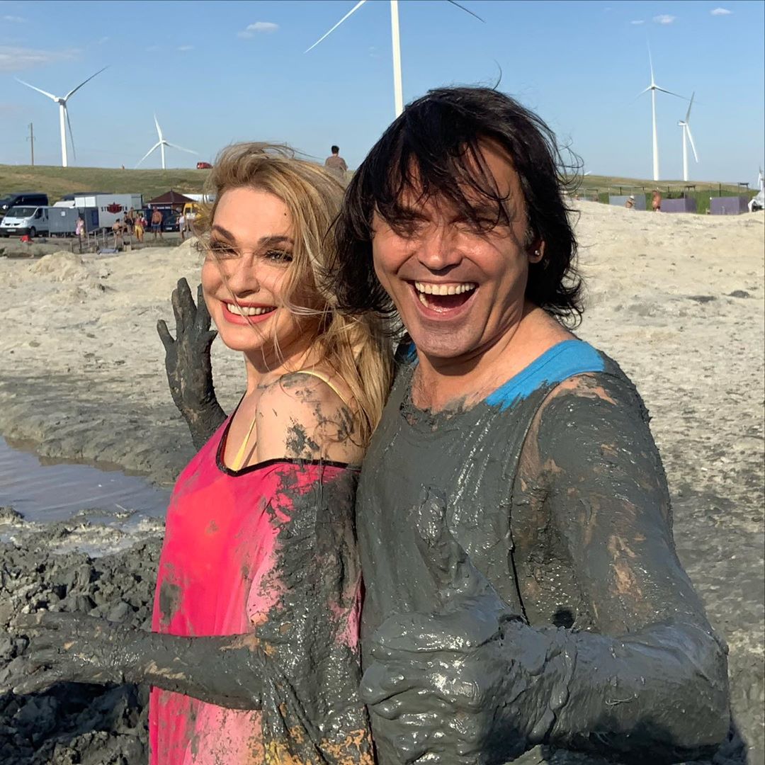 Біжить по хвилях: Ольга Сумська заворожила яскравими фото на березі рожевого озера