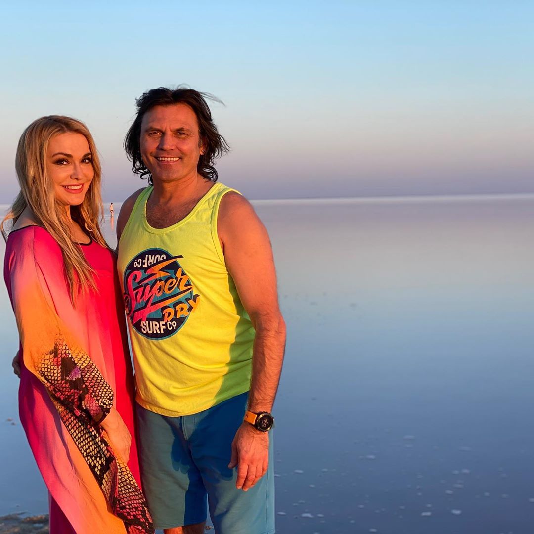 Біжить по хвилях: Ольга Сумська заворожила яскравими фото на березі рожевого озера