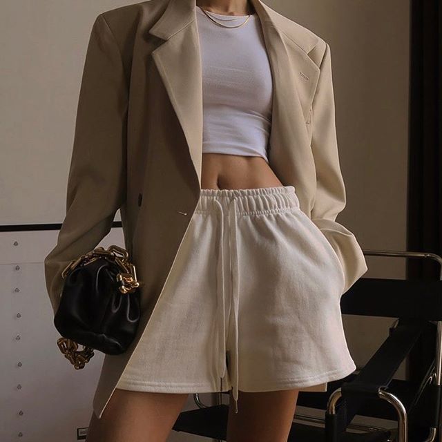 Стильний верх для прохолодного літа: стиліст запропонувала топ варінтів