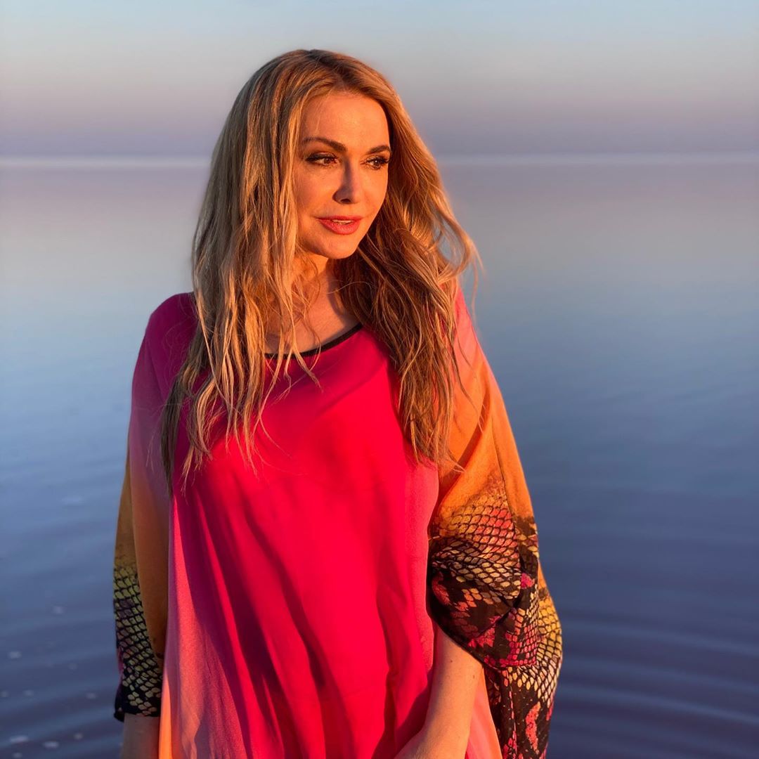 Біжить по хвилях: Ольга Сумська заворожила яскравими фото на березі рожевого озера