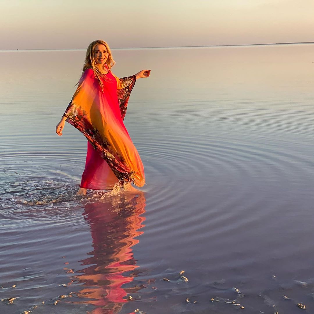Біжить по хвилях: Ольга Сумська заворожила яскравими фото на березі рожевого озера