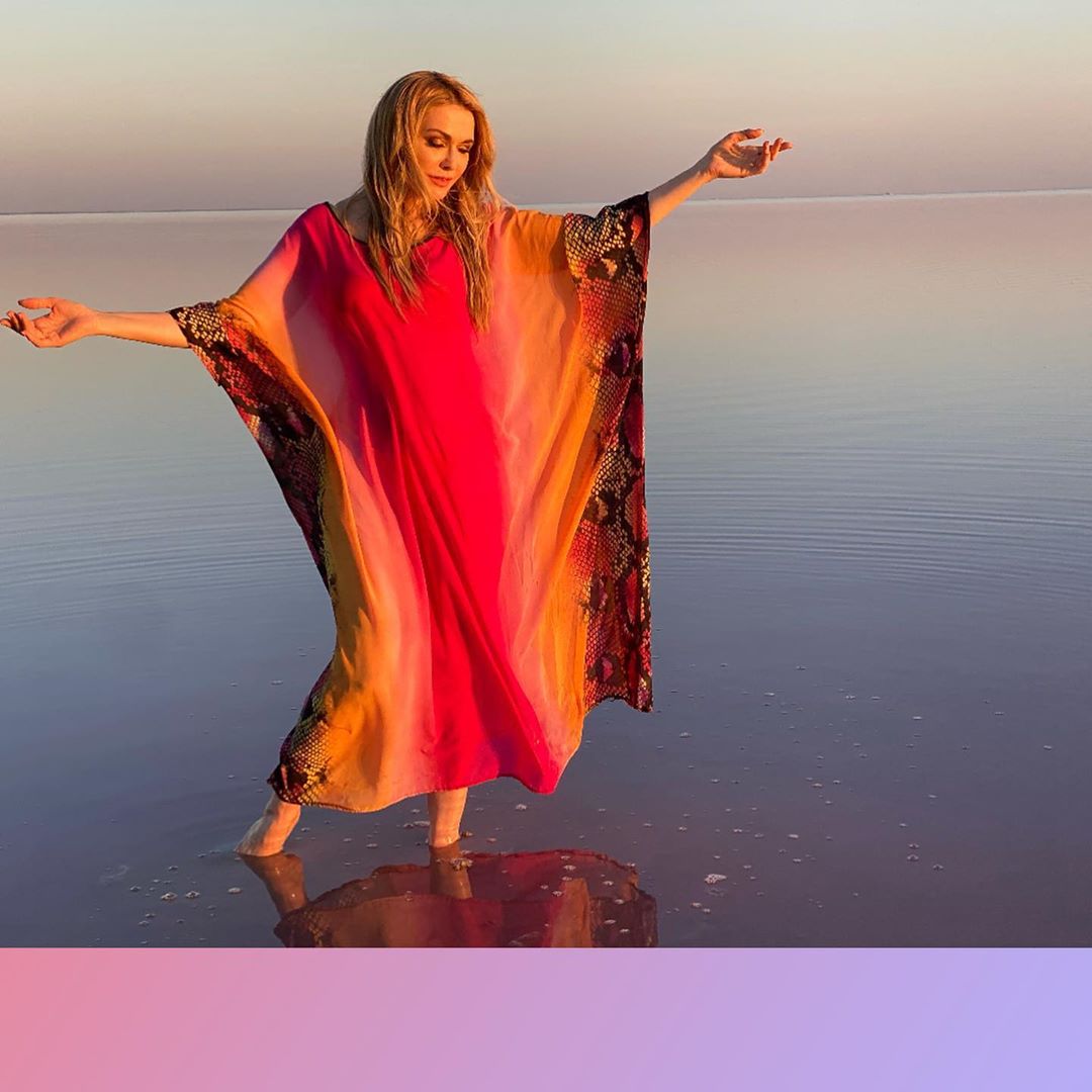 Біжить по хвилях: Ольга Сумська заворожила яскравими фото на березі рожевого озера