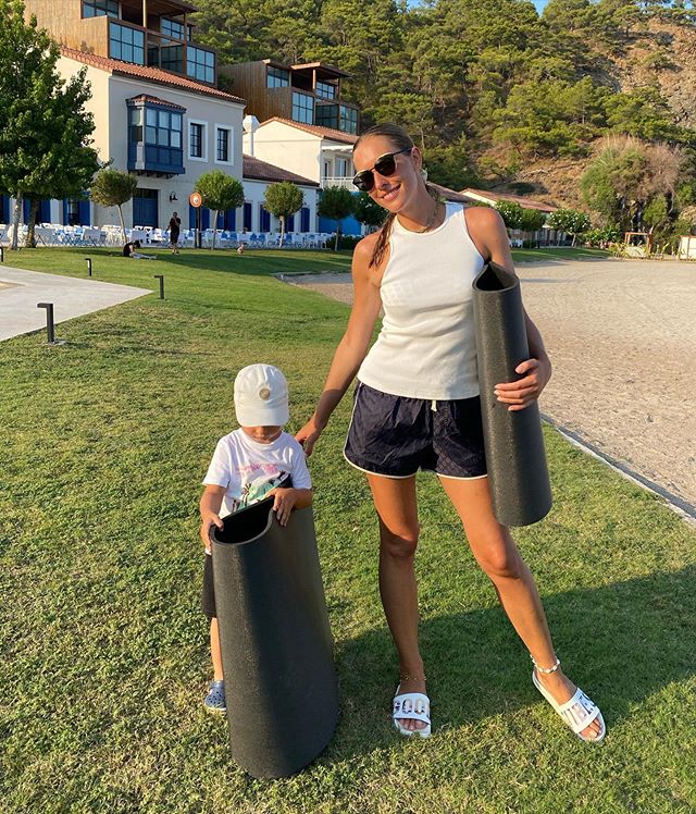 Такой милый! Спортивная Катя Осадчая умилила совместной йогой с маленьким сыном