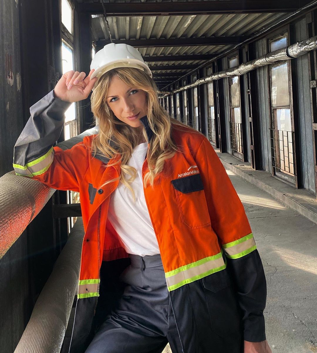 Леся Никитюк в каске заинтриговала заявлением: моя карьера могла бы быть другой