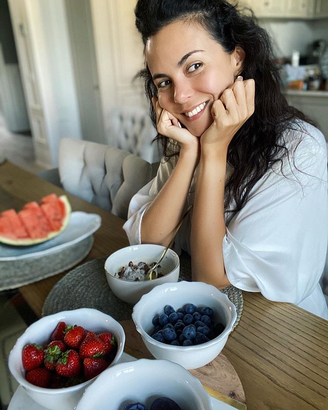 Знай норму! Настя Каменських навчила правильно їсти фрукти, щоб не додати у вазі