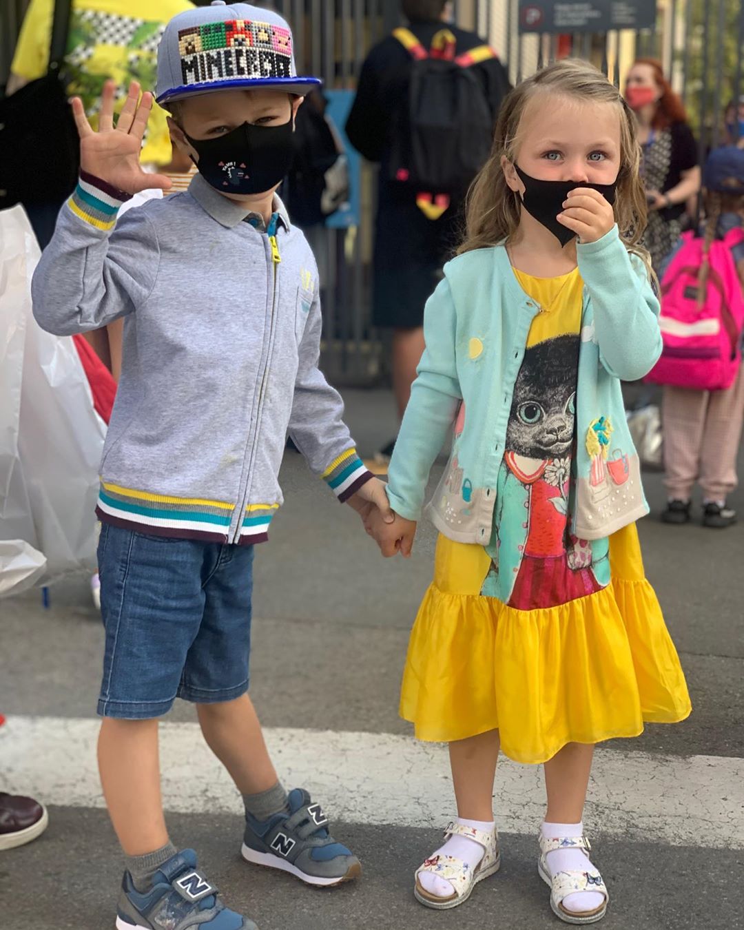 Так похожи на папу: стильная Ольга Фреймут отвела подросших детей в школу