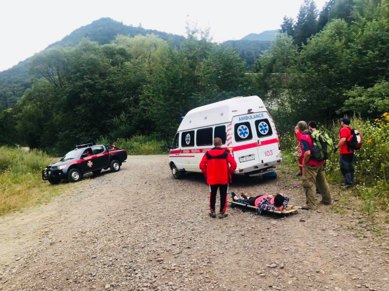 Могла загинути: туристка серйозно травмувала ногу в Карпатах, фото
