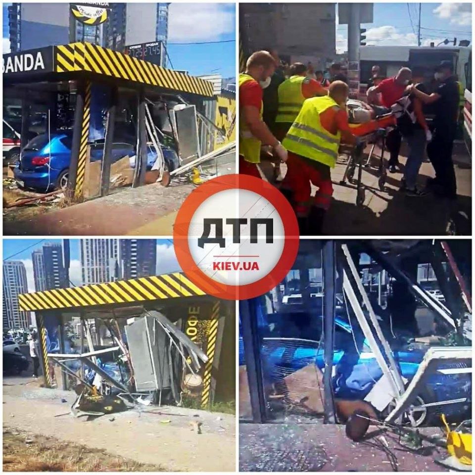 В Киеве автомобиль влетел в кофейню у дороги: есть пострадавшие (видео)