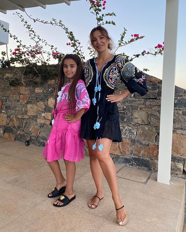 Лялечки: Ані Лорак з дочкою в стильних сукнях-вишиванках викликали фурор в мережі