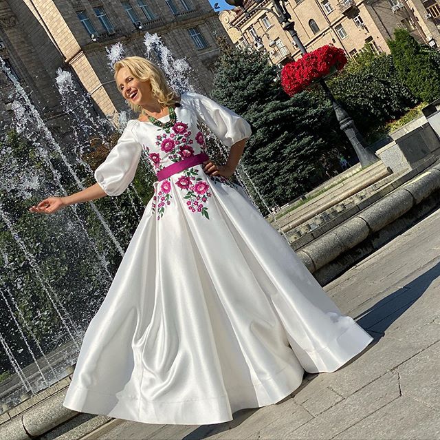 Настоящая украиночка: Лилия Ребрик в платье-вышиванке за 12 700 грн вызвала фурор