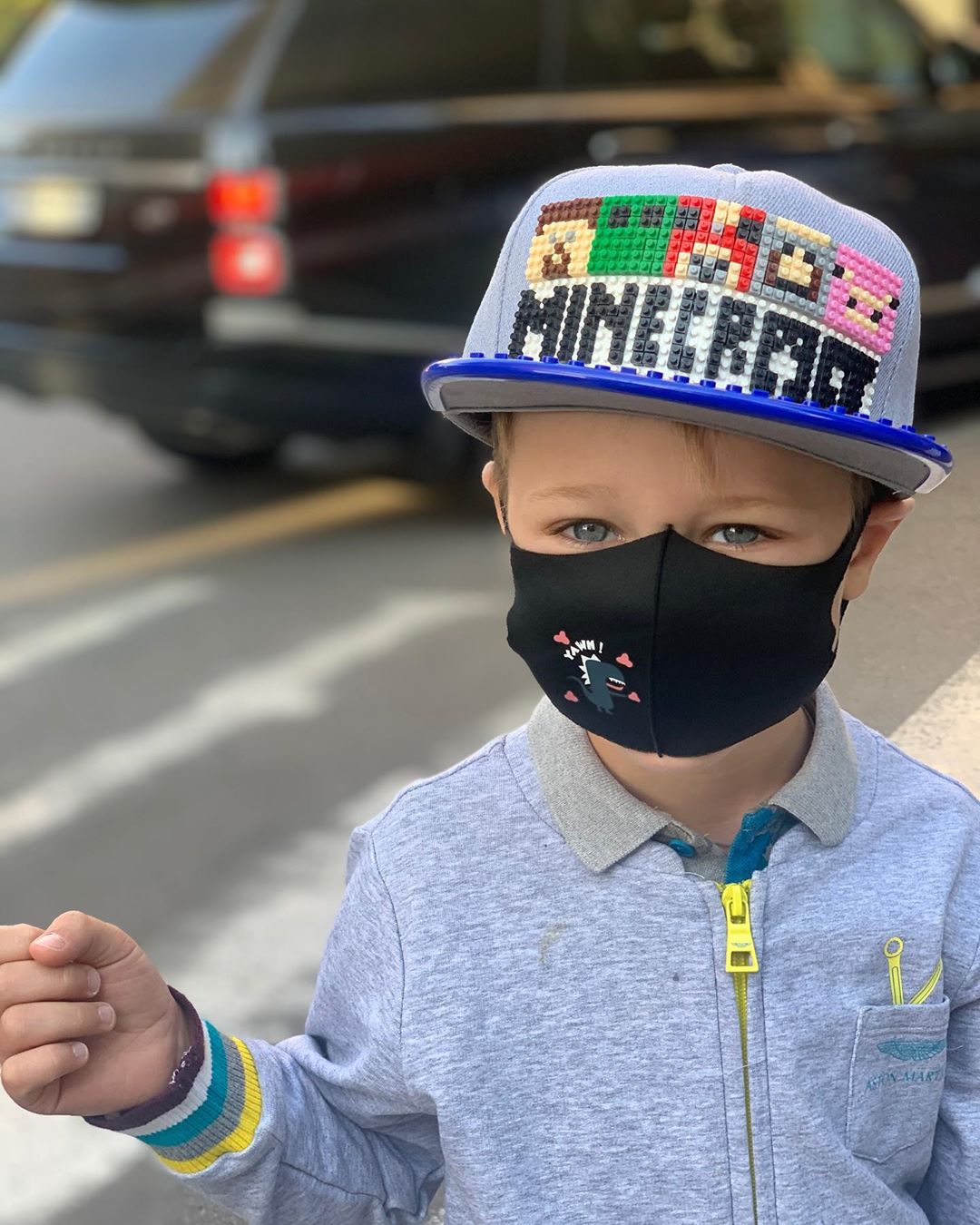 Так похожи на папу: стильная Ольга Фреймут отвела подросших детей в школу