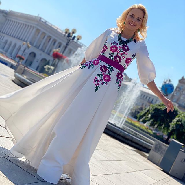 Настоящая украиночка: Лилия Ребрик в платье-вышиванке за 12 700 грн вызвала фурор