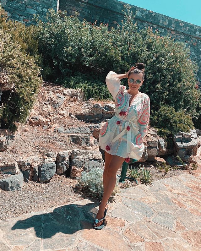 Лялечки: Ані Лорак з дочкою в стильних сукнях-вишиванках викликали фурор в мережі