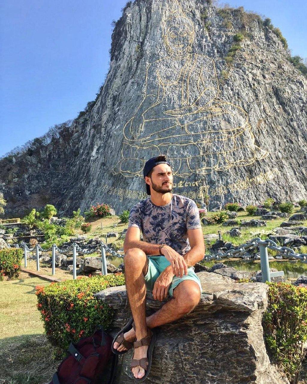 На украинского ведущего во время съемок напал бык