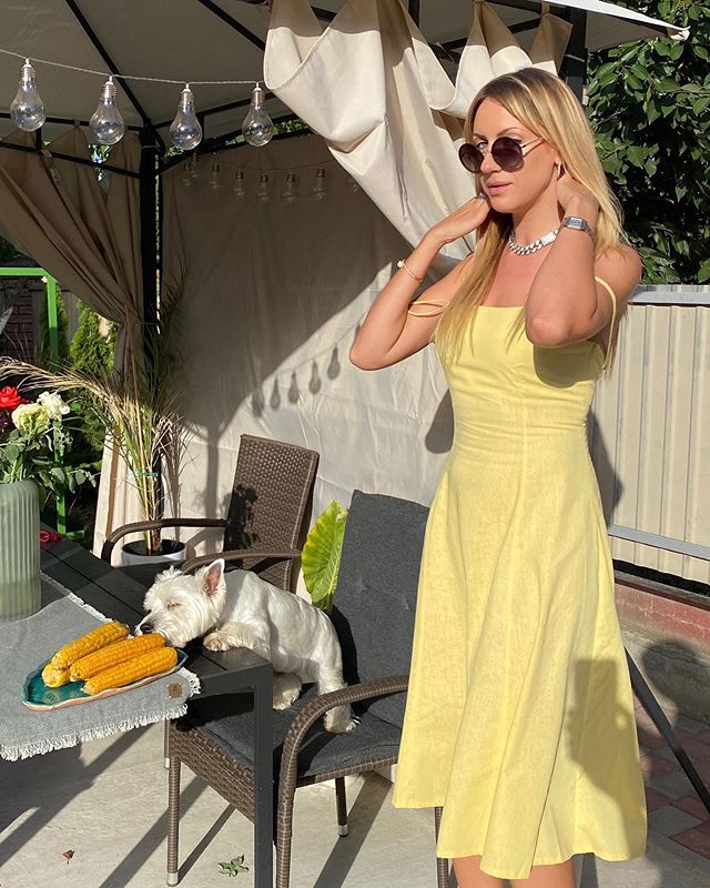 Настоящая Барби: Леся Никитюк в лимонном платье покорила грацией на солнечных фото