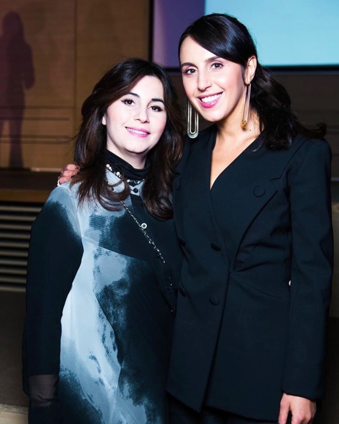 Як дві краплі води: Джамала показала рідкісні фото зі старшою сестрою