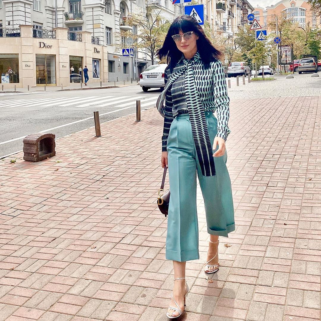 Кюлоты и блузка с принтом: Маша Ефросинина покорила трендовым осенним луком