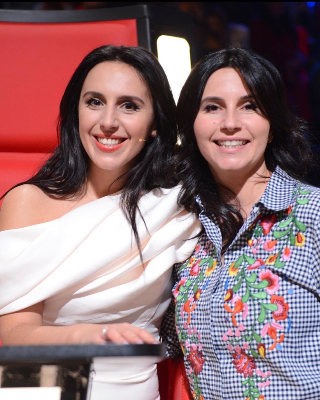 Як дві краплі води: Джамала показала рідкісні фото зі старшою сестрою