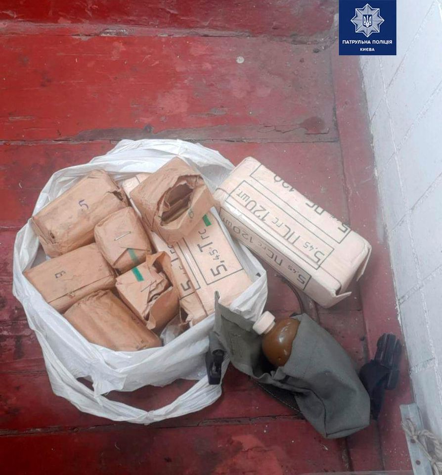 У Києві у пенсіонерки виявили склад боєприпасів на балконі (фото)