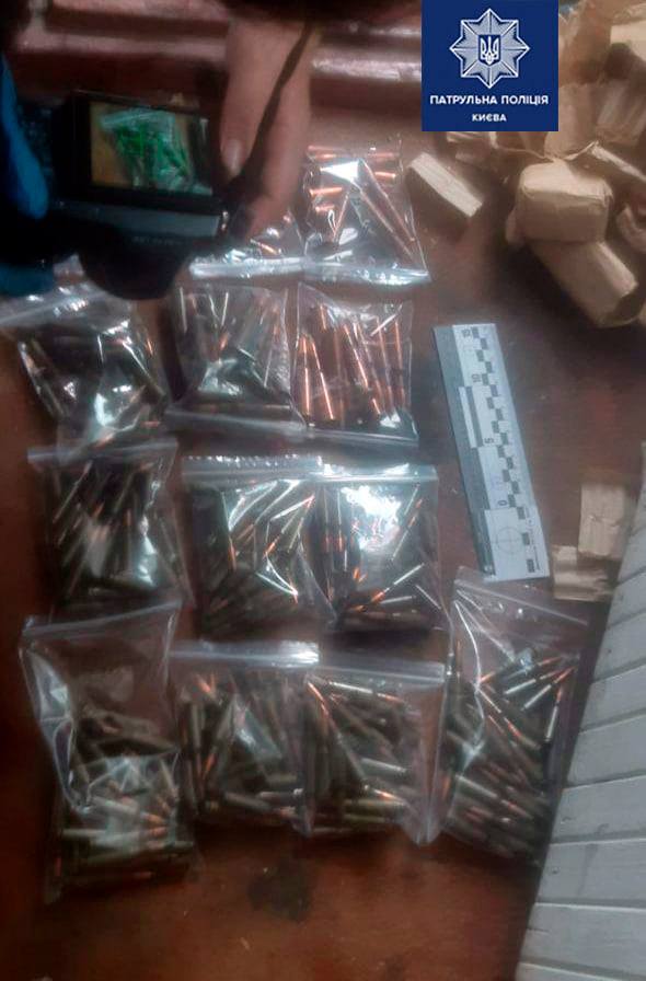 У Києві у пенсіонерки виявили склад боєприпасів на балконі (фото)