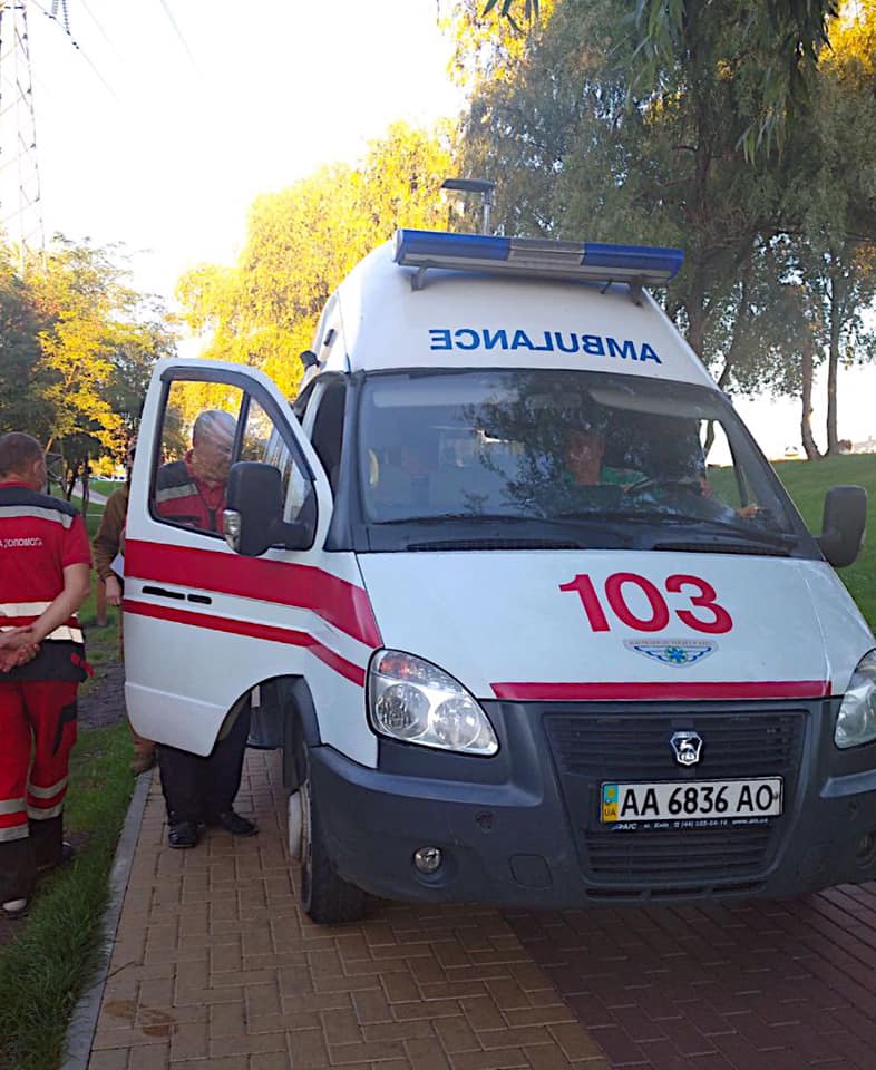 У київському парку пенсіонерка чіплялася до дітей та знімала одяг (фото)