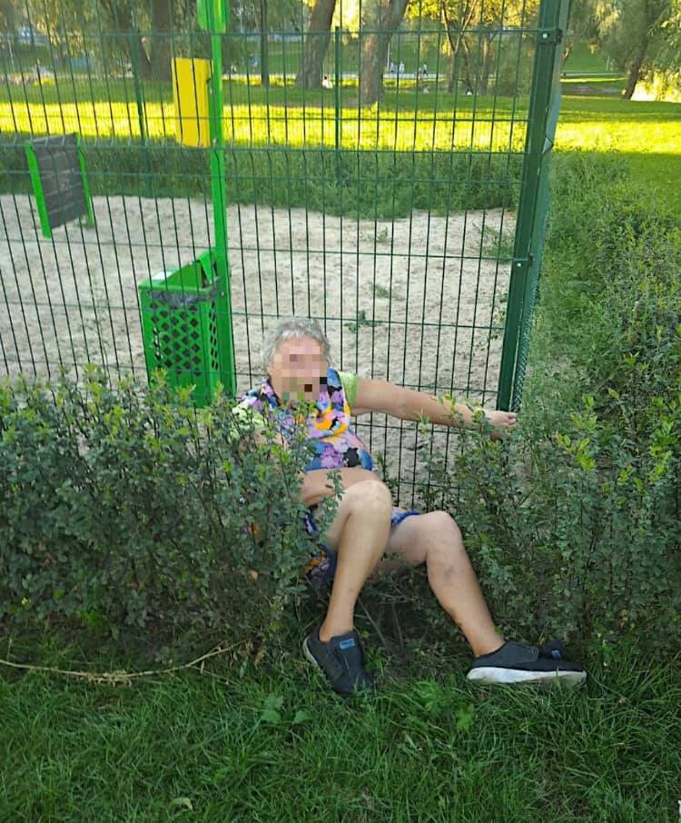 У київському парку пенсіонерка чіплялася до дітей та знімала одяг (фото)