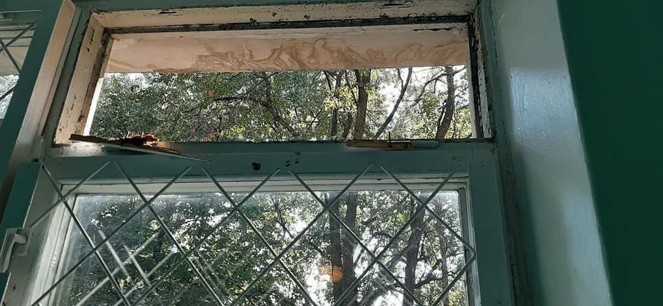 В Сумах на ученика во время урока упала оконная рама: у ребенка жуткие раны