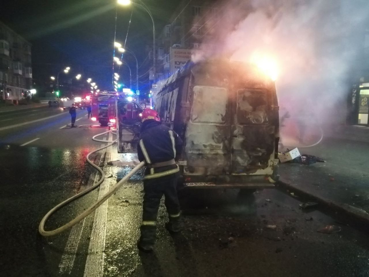 В Киеве на ходу загорелся автомобиль: впечатляющие снимки попали в сеть