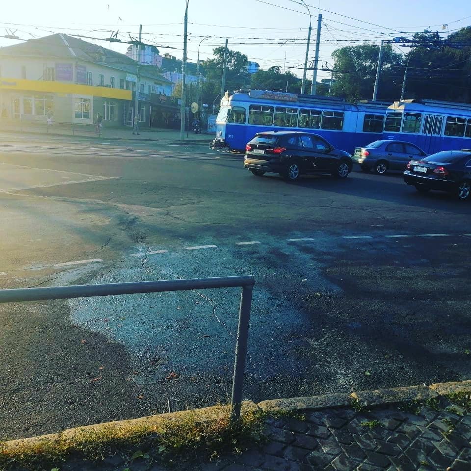 У Вінниці виливають помиї прямо на дорогу: повернулися в середньовіччі?