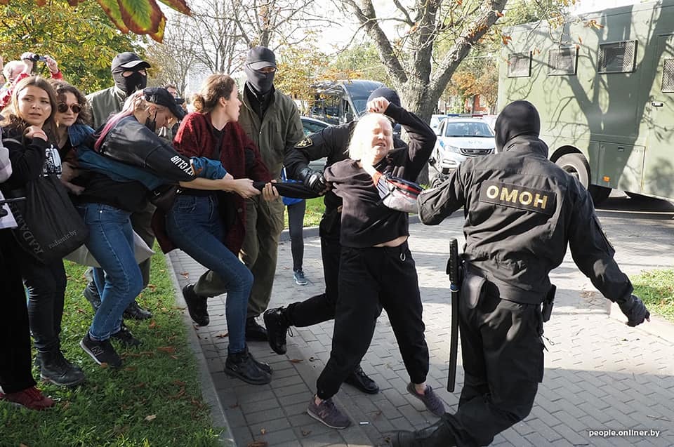 Женщин душили и тянули по асфальту: задержания на протестах в Беларуси попали на фото