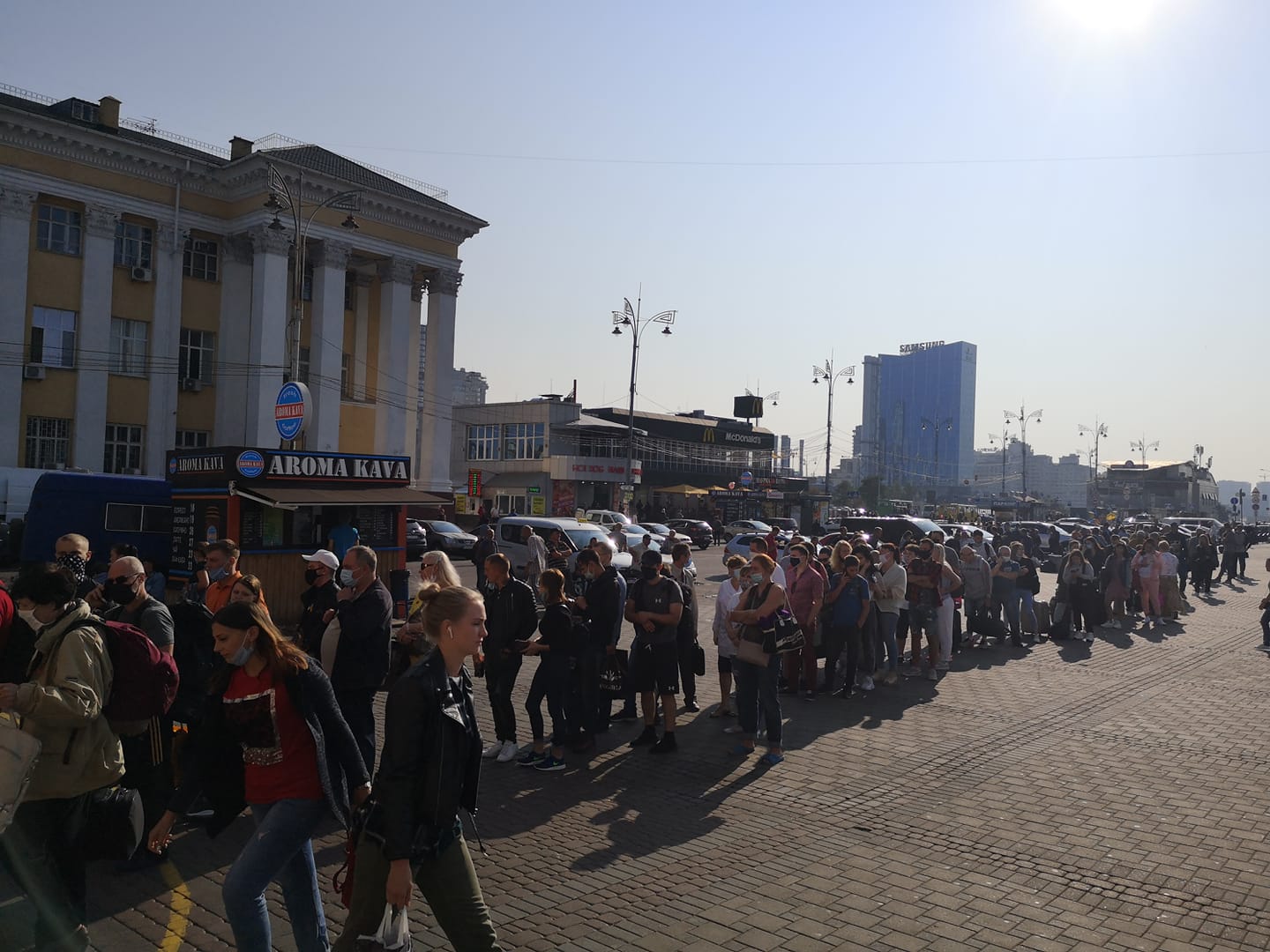 На київському залізничному вокзалі кілометрові черги: що відбувається