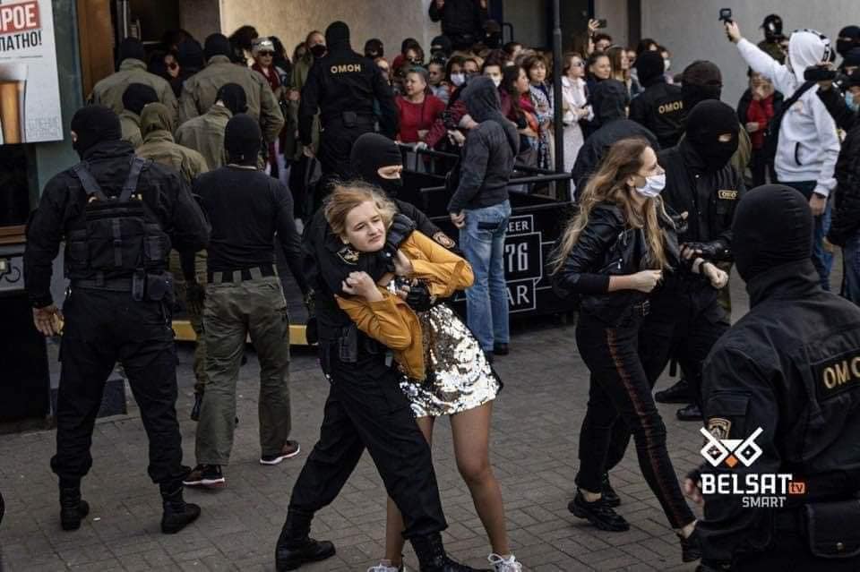 Женщин душили и тянули по асфальту: задержания на протестах в Беларуси попали на фото