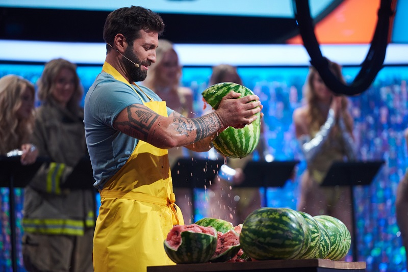 Даниэль Салем в арбузном соке соблазнял блондинок накачанными формами