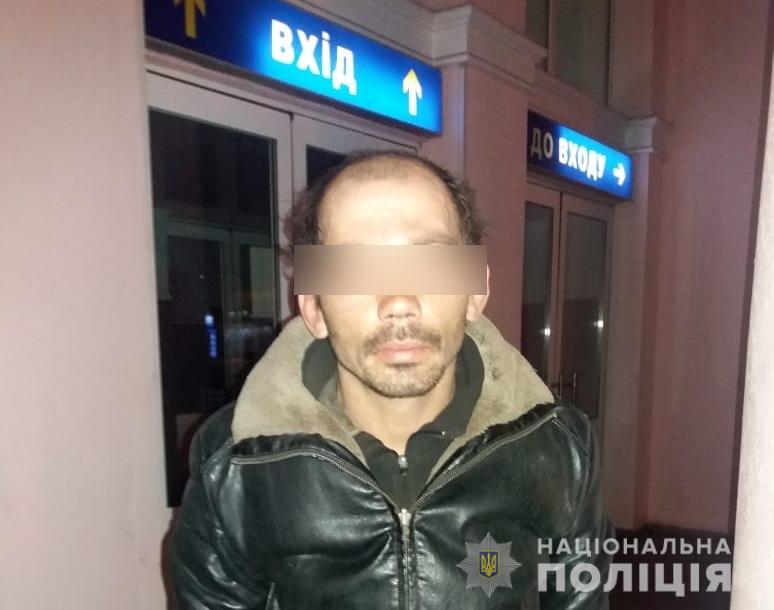 Ударил ножом в спину: под Киевом мужчина дерзко ограбил женщину (фото)