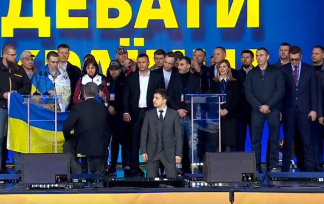 Зеленський і Порошенко на колінах: мережа бурхливо відреагувала на закінчення дебатів