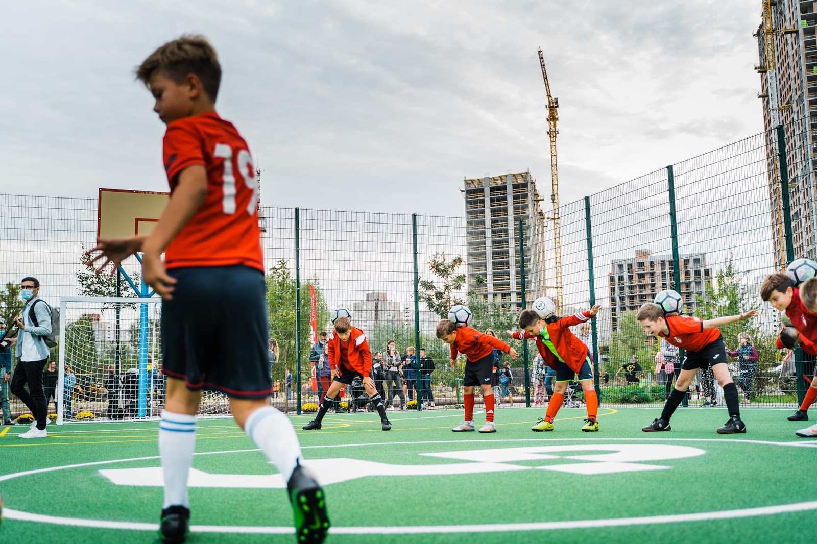 Представители группы компаний DIM открыли футбольное поле возле ЖК "Метрополис" в Голосеевском районе