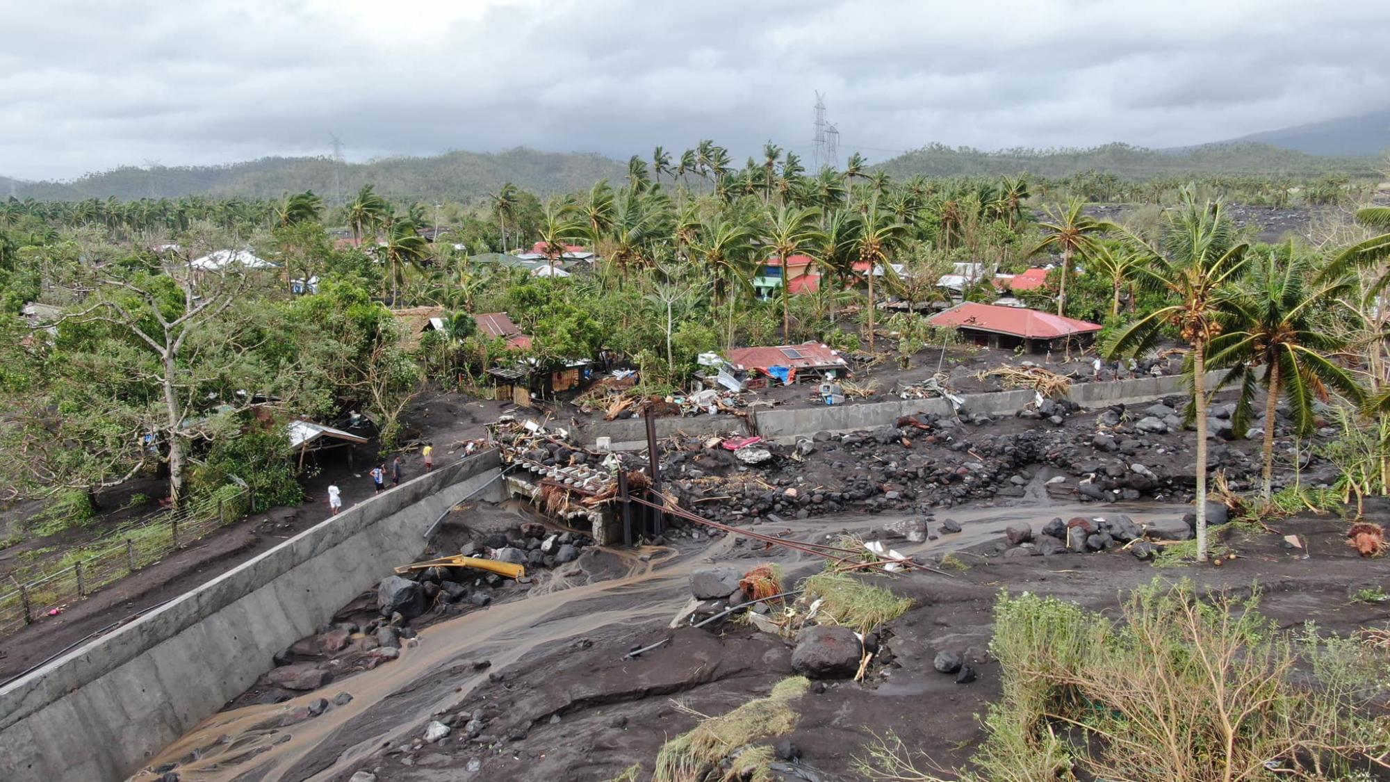 Филиппины накрыл мощный тайфун: фото и видео разрушающей стихии