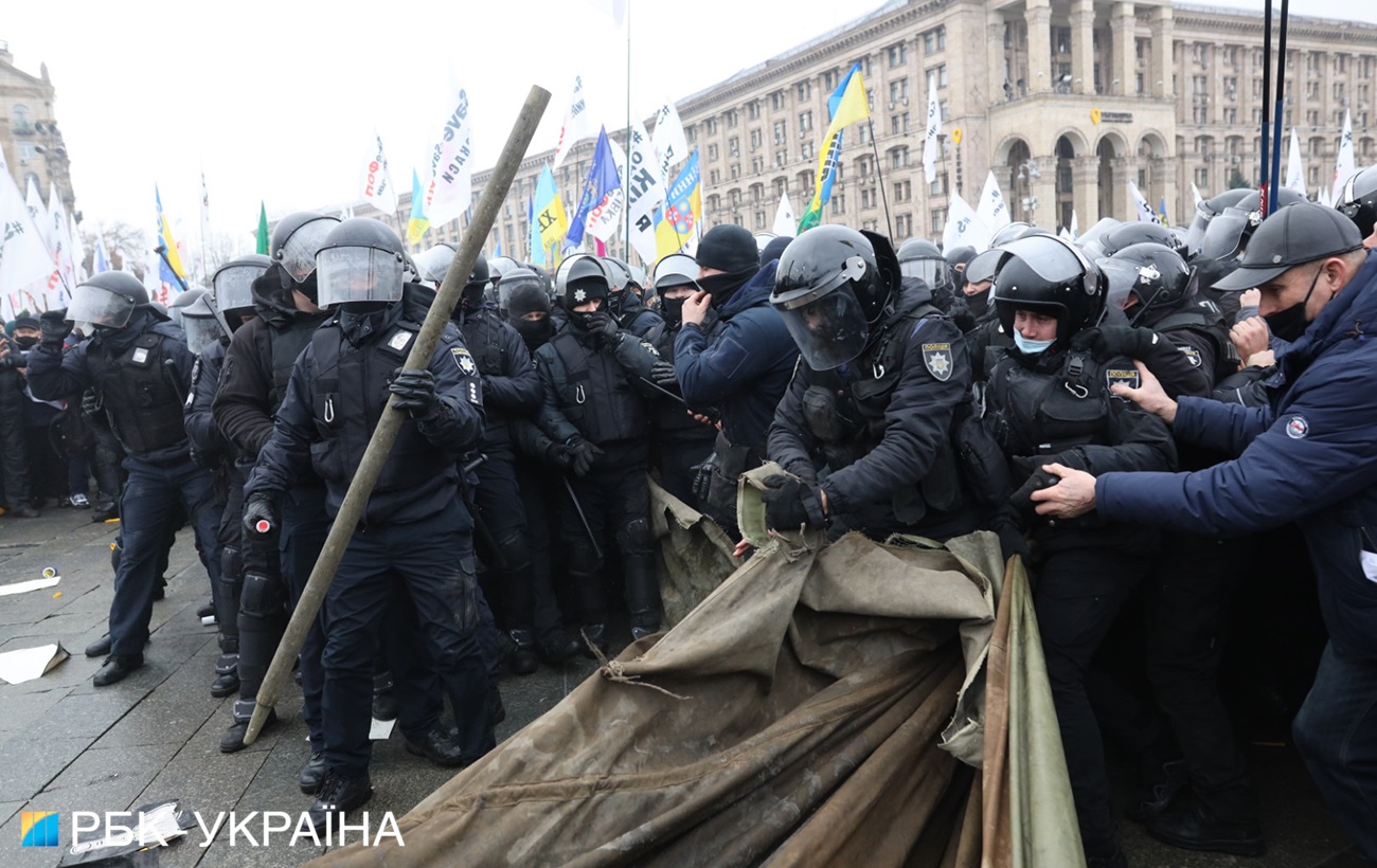 ФОПи встановили намети на Майдані після жорстокої бійки з поліцією (багато фото)