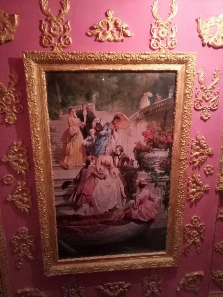 Пенсіонер перетворив під'їзд в Києві на справжній Версаль: ліпнина, позолота і багато картин