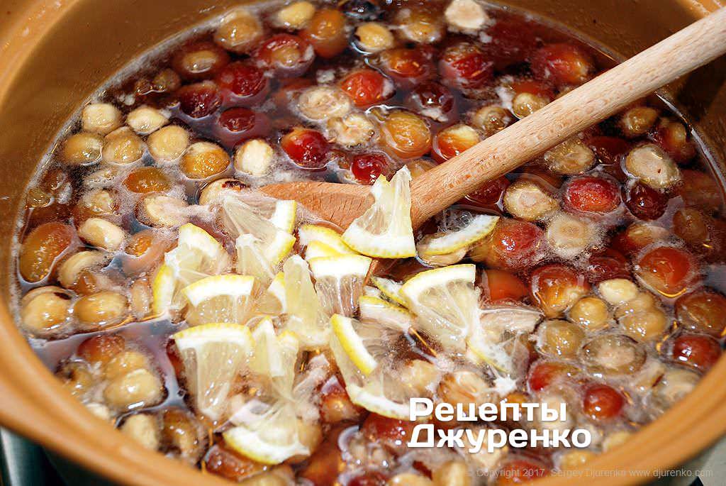 Кулинар раскрыл секрет варенья из черешни, добавив в ягоды особый ингредиент