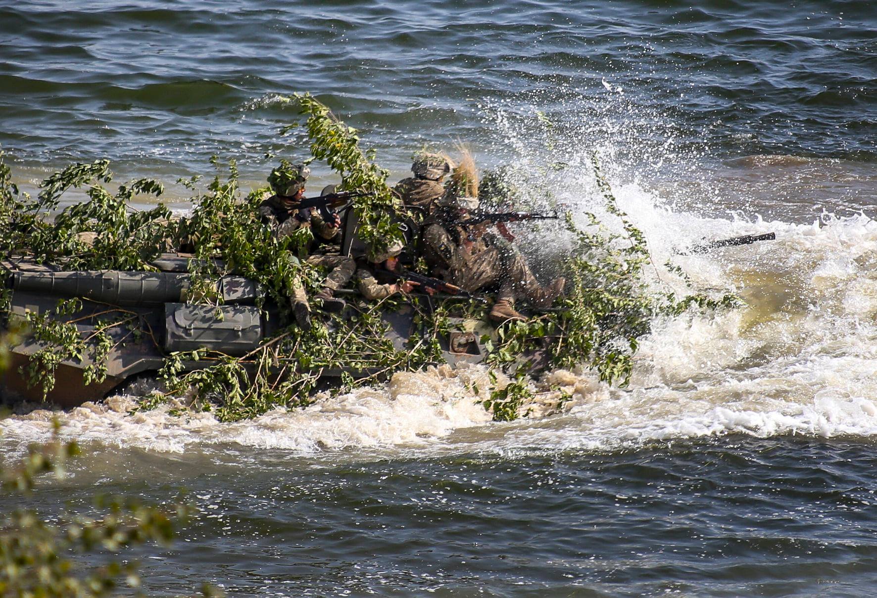 Українські та британські десантники відпрацювали штурм населених пунктів: фото і відео навчань