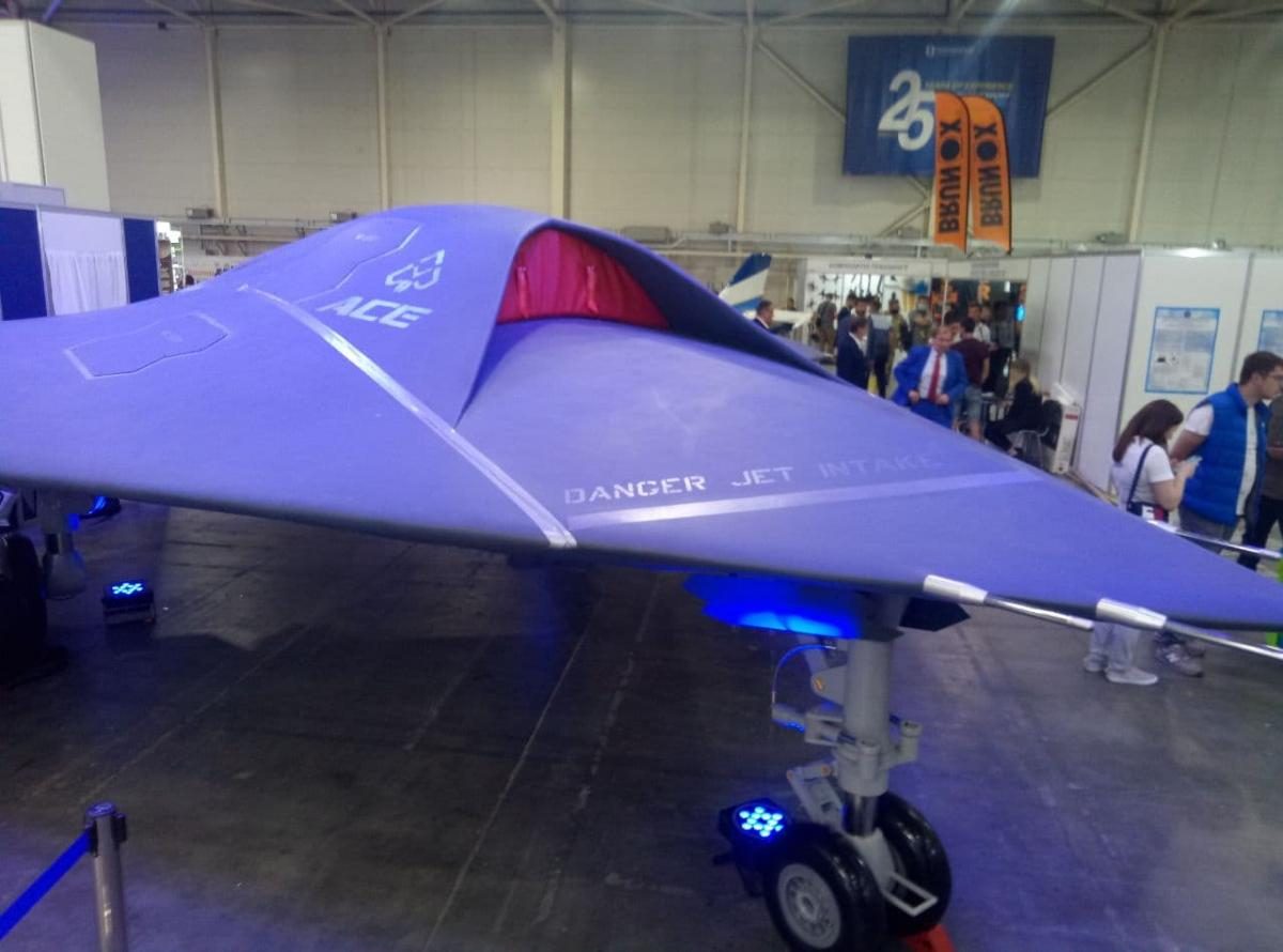 Разработанный украинцами: в Киеве на выставке показали высокоскоростной боевой дрон (фото)