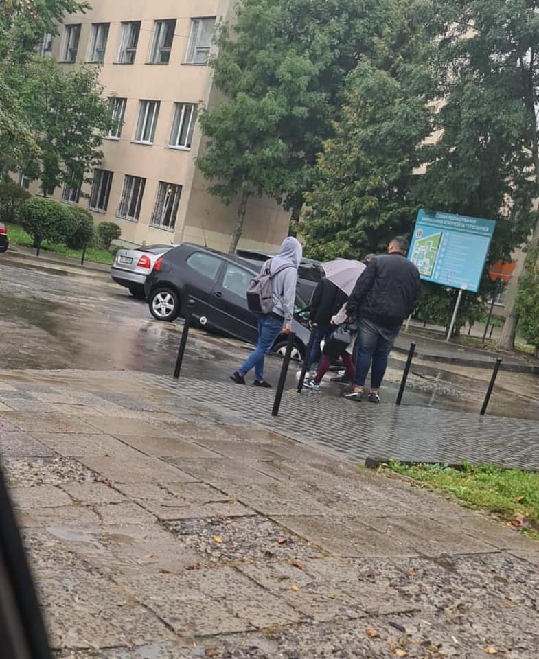 У Львові автомобіль провалився під асфальт: фото інциденту