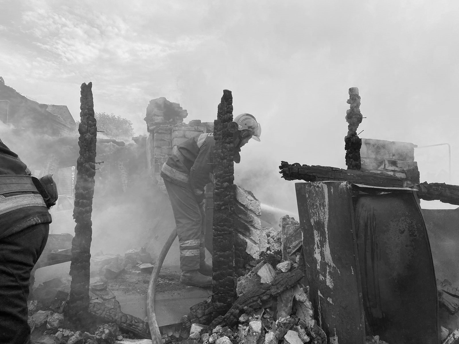 Тут жили люди: в сети показали драматические фото пожаров под Луганском