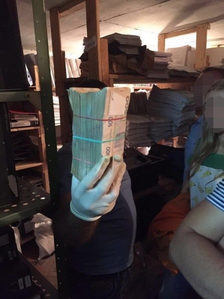 в Харьковской области на взятке пойман таможенник 2