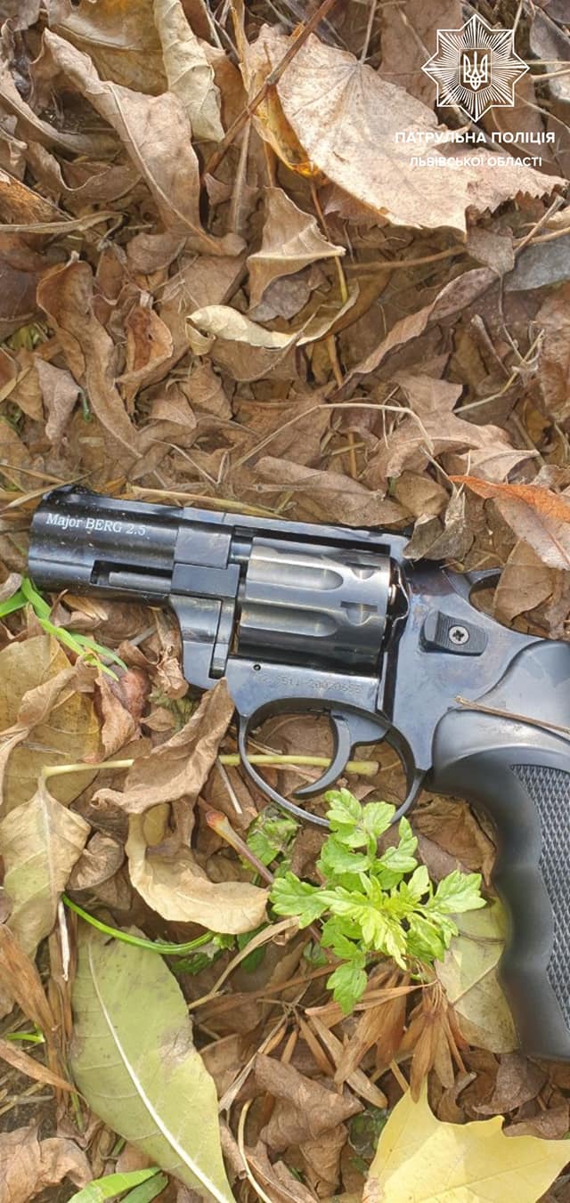 Во Львове пьяная женщина начала стрелять из револьвера посреди улицы