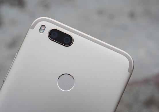 Первый смартфон от Xiaomi на чистом Android